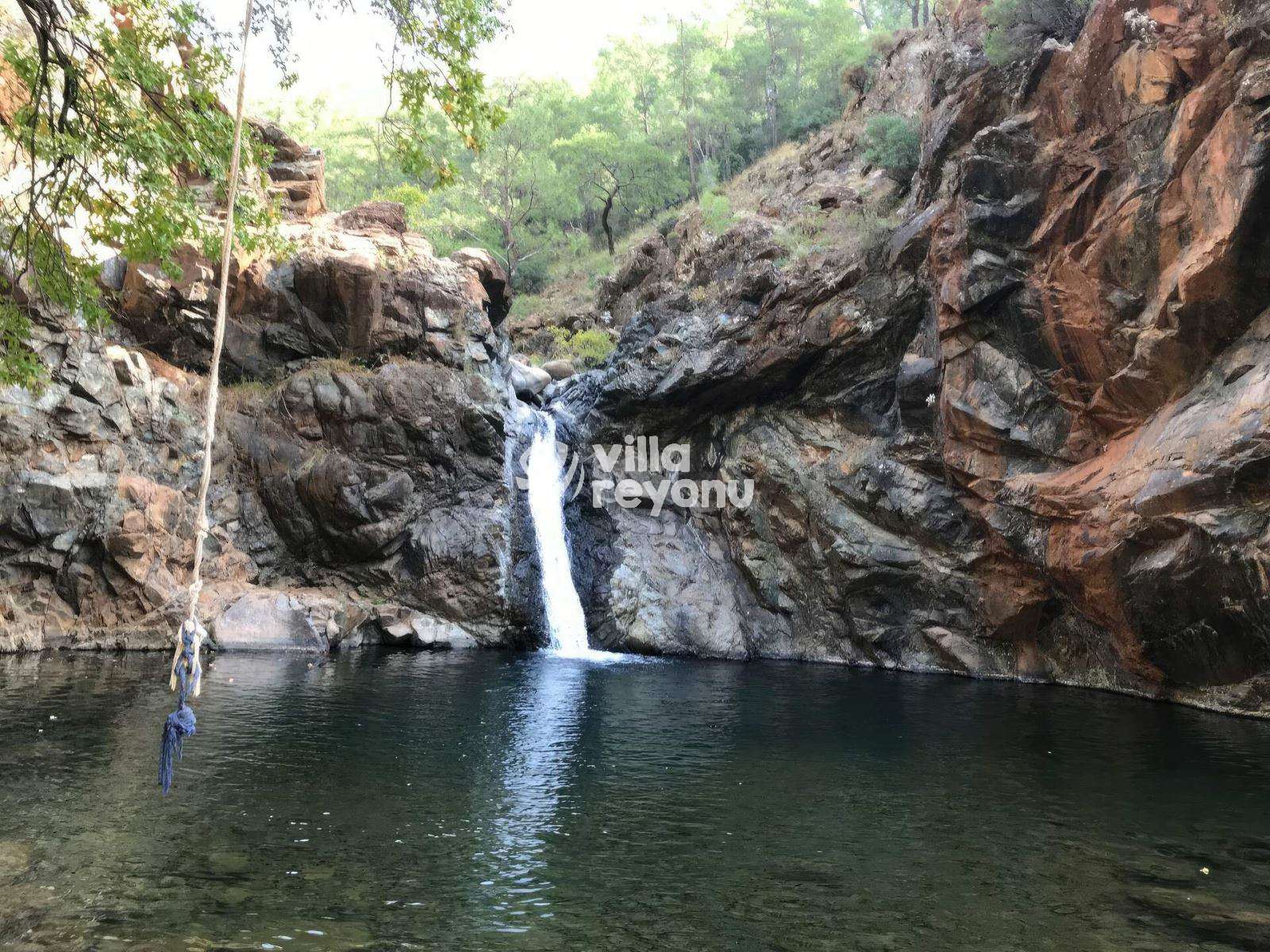 toparlar şelalesi köyceğizin yakınında bulunur ve oldukça meşhurdur