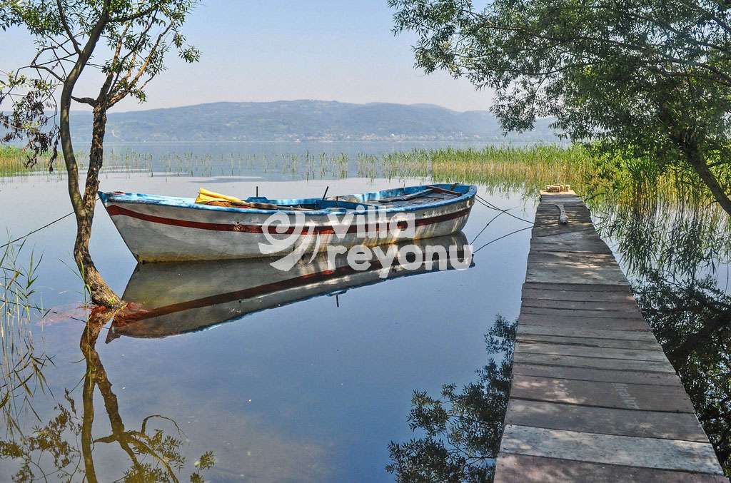sapanca gölündegüzel bir tekne