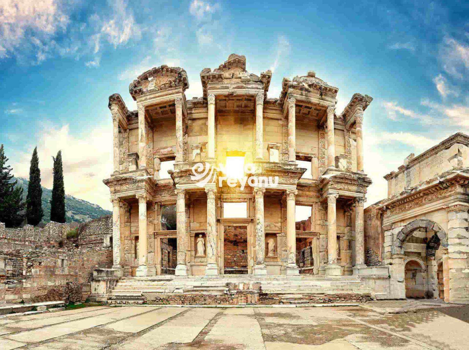 Efes Antik Kenti ve gökyüzü manzarası