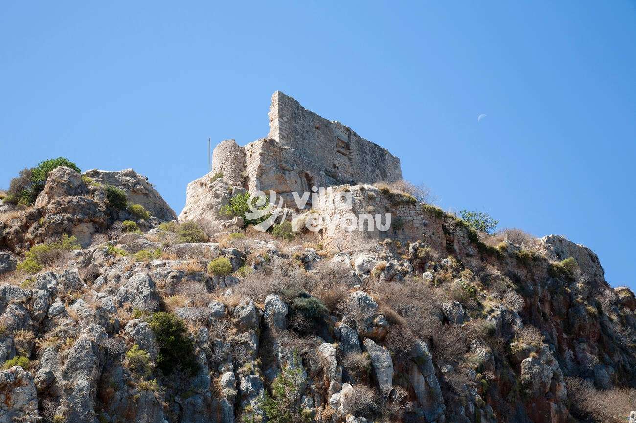 meis adası kalesinin uzaktan bir görünümü