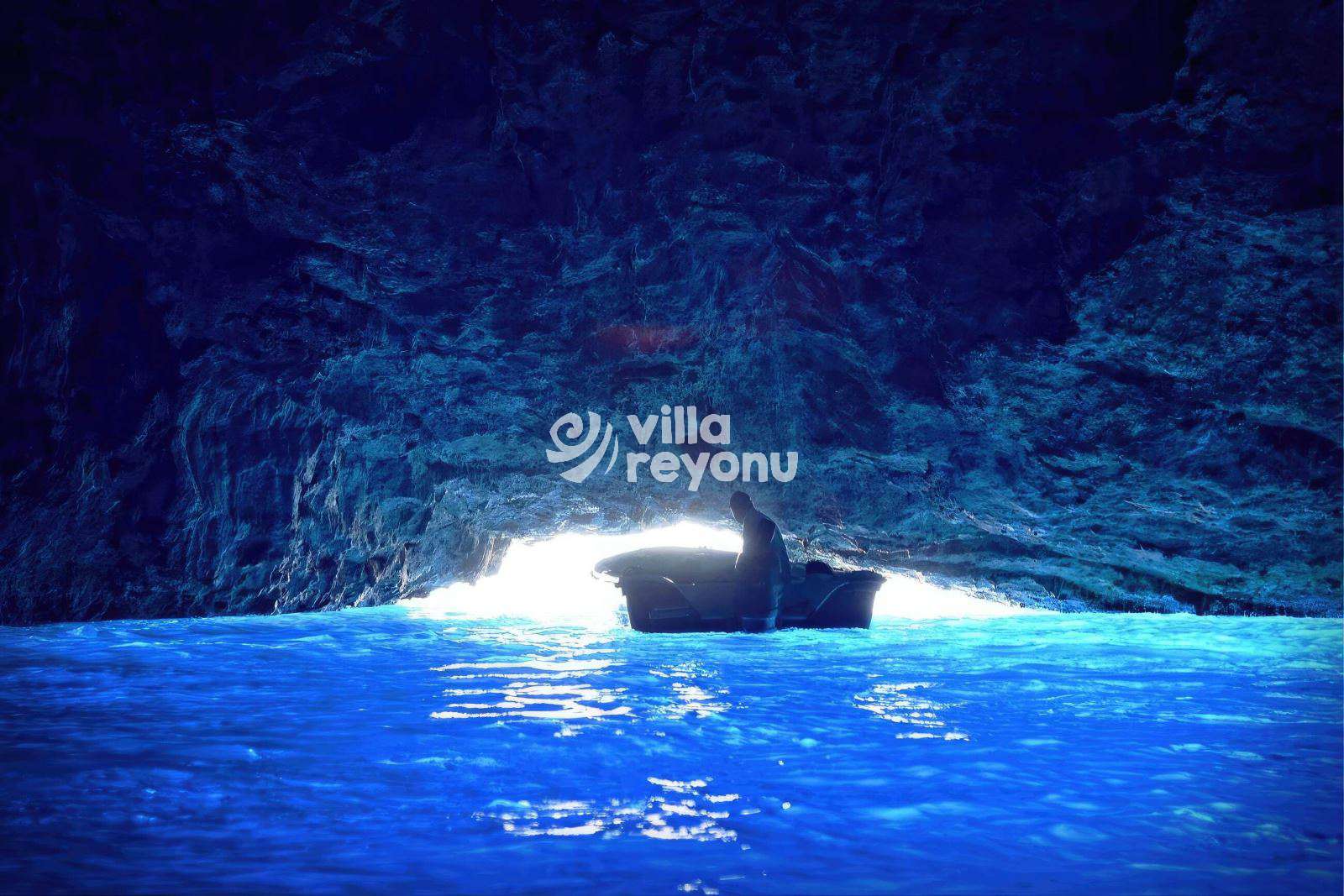 meis adası mavi mağarada bir tekne