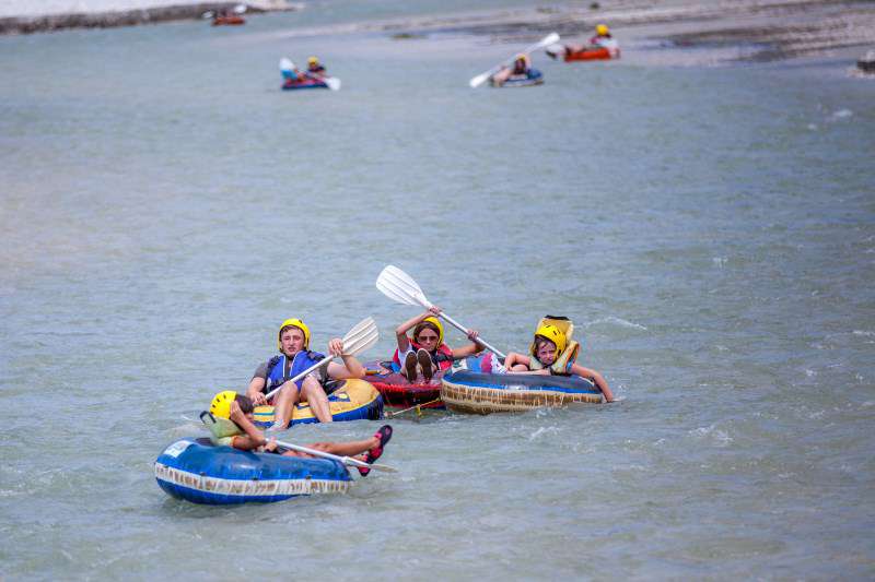 rafting yapan gençler