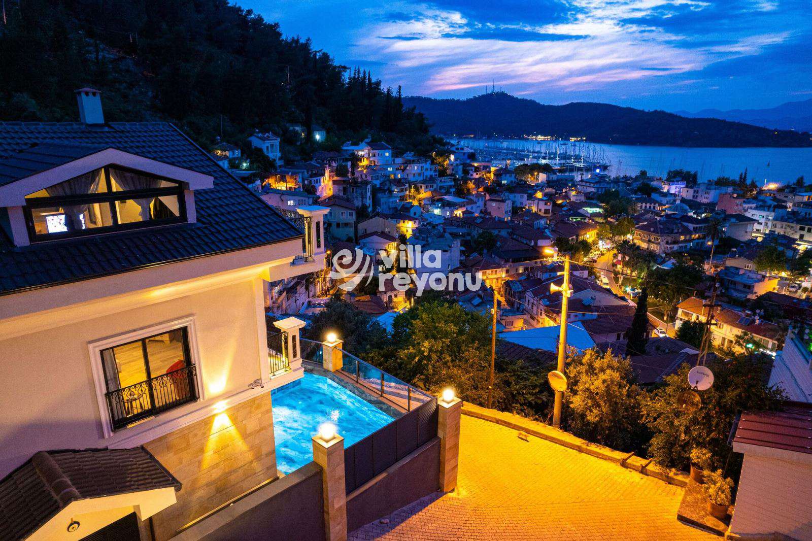 deniz manzaralı villa gece saatleri